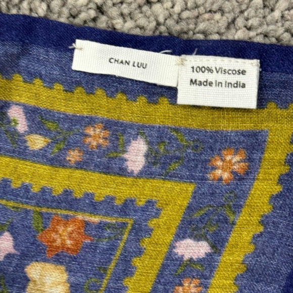 Chan Luu Floral Patterned Scarf - Picture 4 of 9